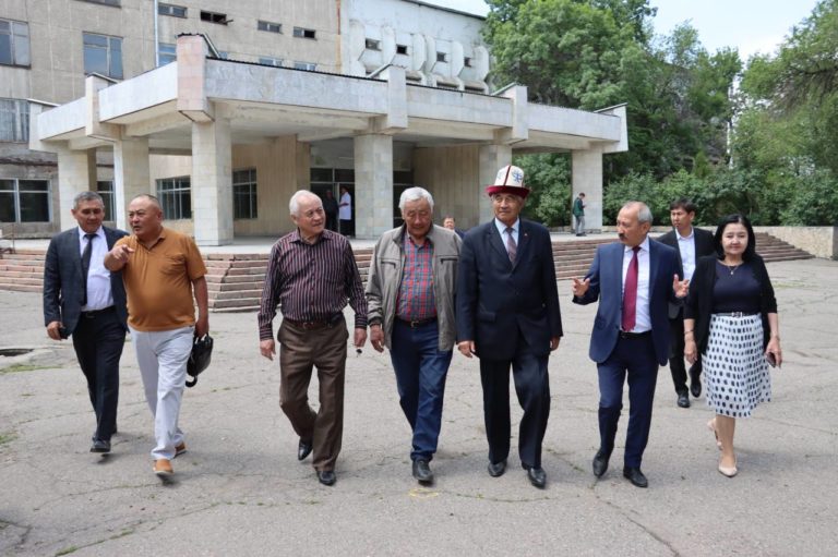 К.И.Скрябин атындагы Кыргыз улуттук агрардык университетинин бүтүрүүчүлөрү окуу жайга келишти.