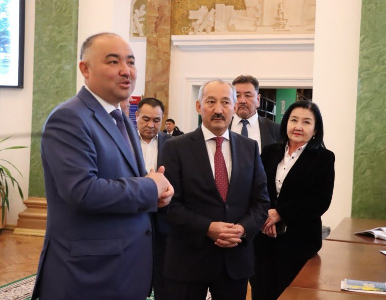 КР Жогорку Кеңешинин Төрагасы Шакиев Н.Т. К.И.Скрябин атындагы КУАУнин ишмердүүлүгү менен таанышуу максатында, расмий сапары менен келди.