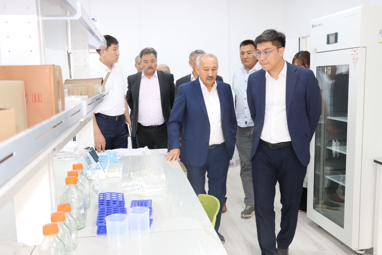 Министр Бактияр Орозов КУАУнун үрөн өндүрүш заводунун курулушу менен таанышты