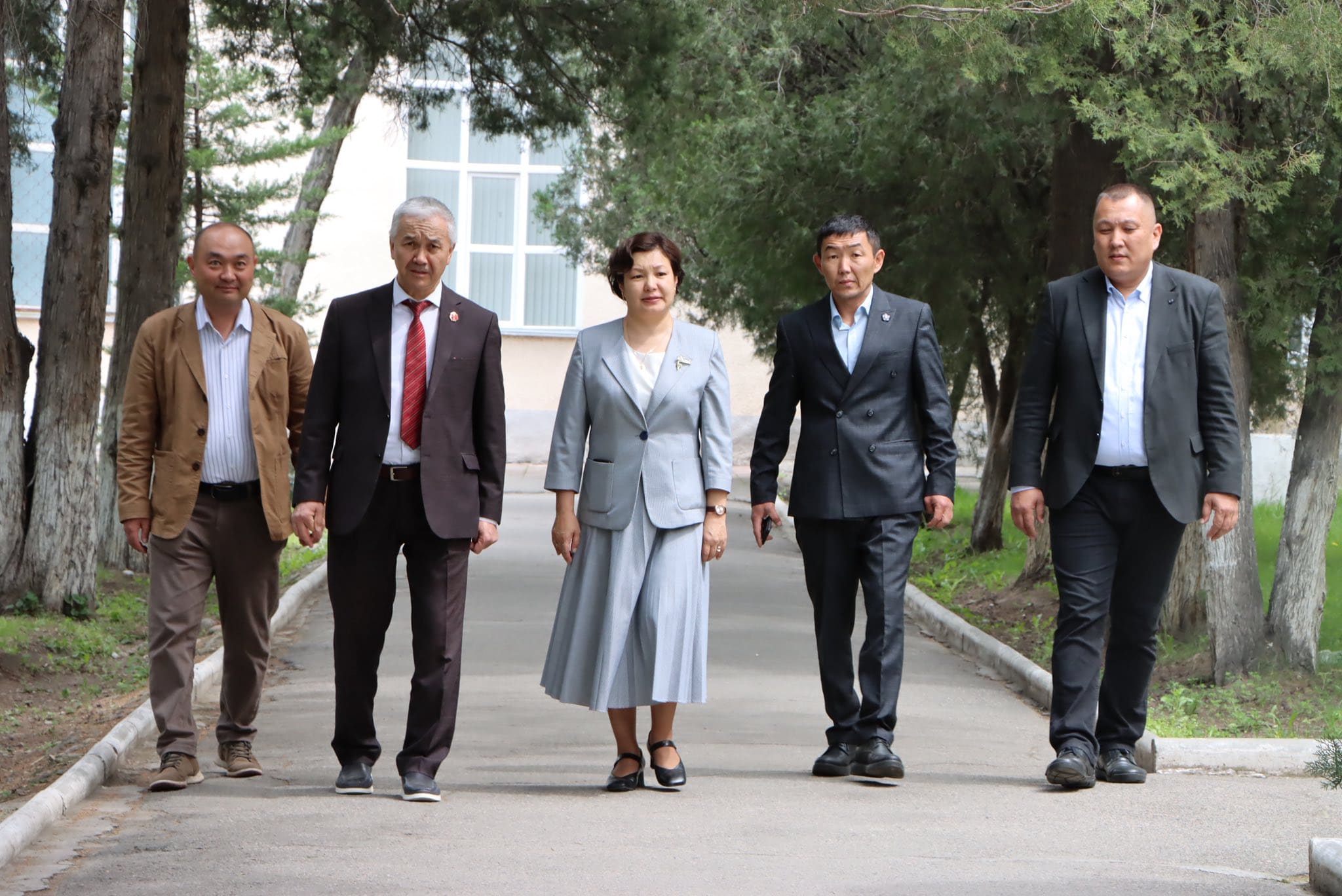 Подробнее о статье Встреча ректора КНАУ со студентами и озеленение территории университета