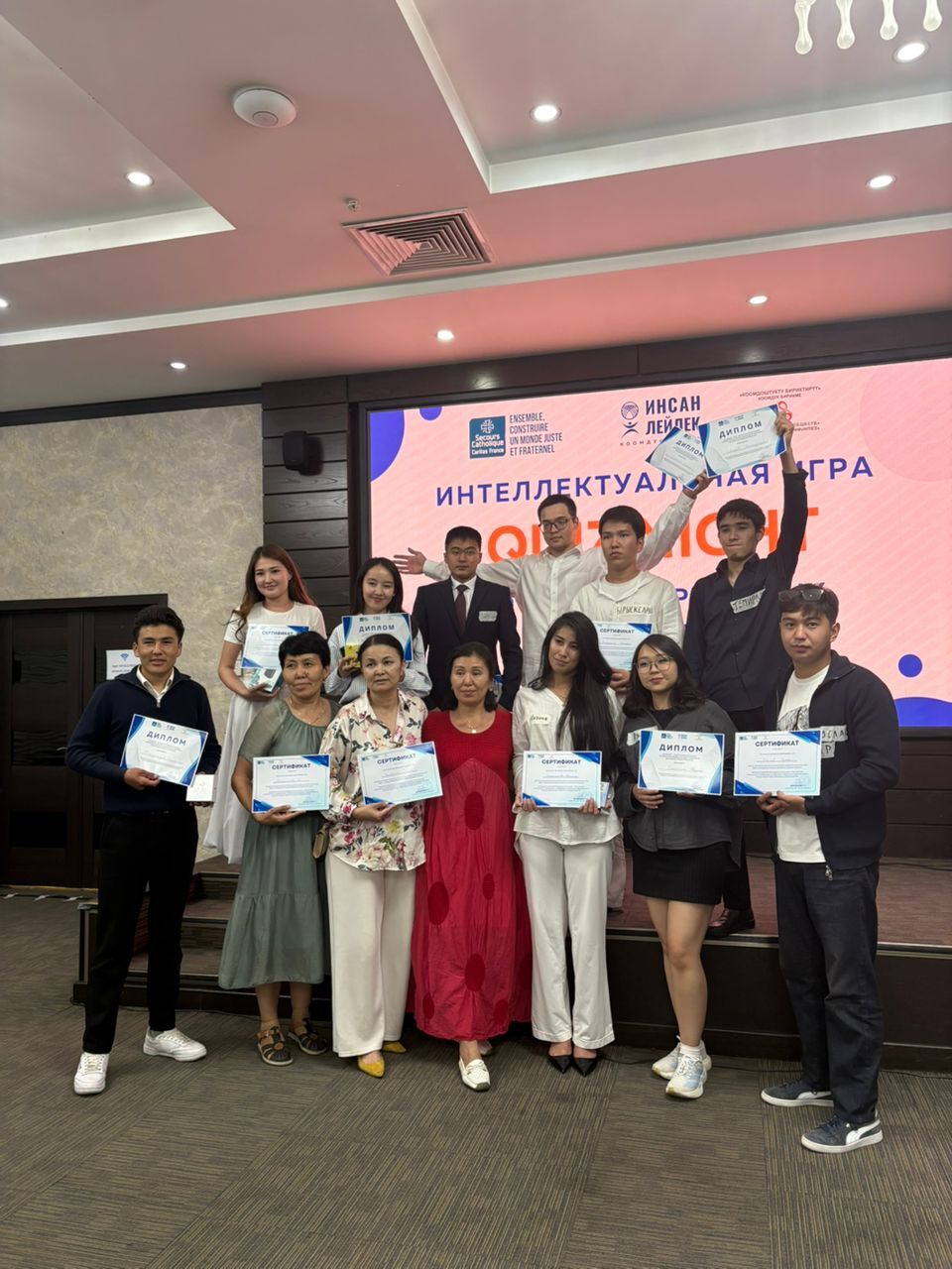 КУАУнун студенттери «Quiz Night» интеллектуалдык оюнунда байгелүү орундарды багындырышты