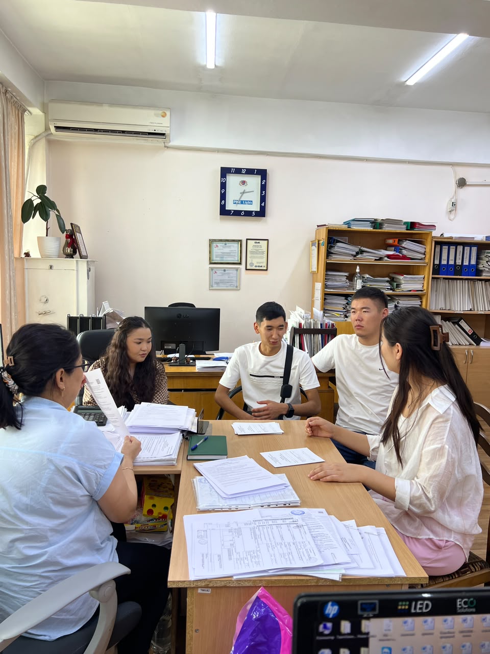 Read more about the article КУАУнун бүтүрүүчүлөрү практика жыйынтыктарын ийгиликтүү коргоп, алдыңкы ишканаларга жумушка орношууда